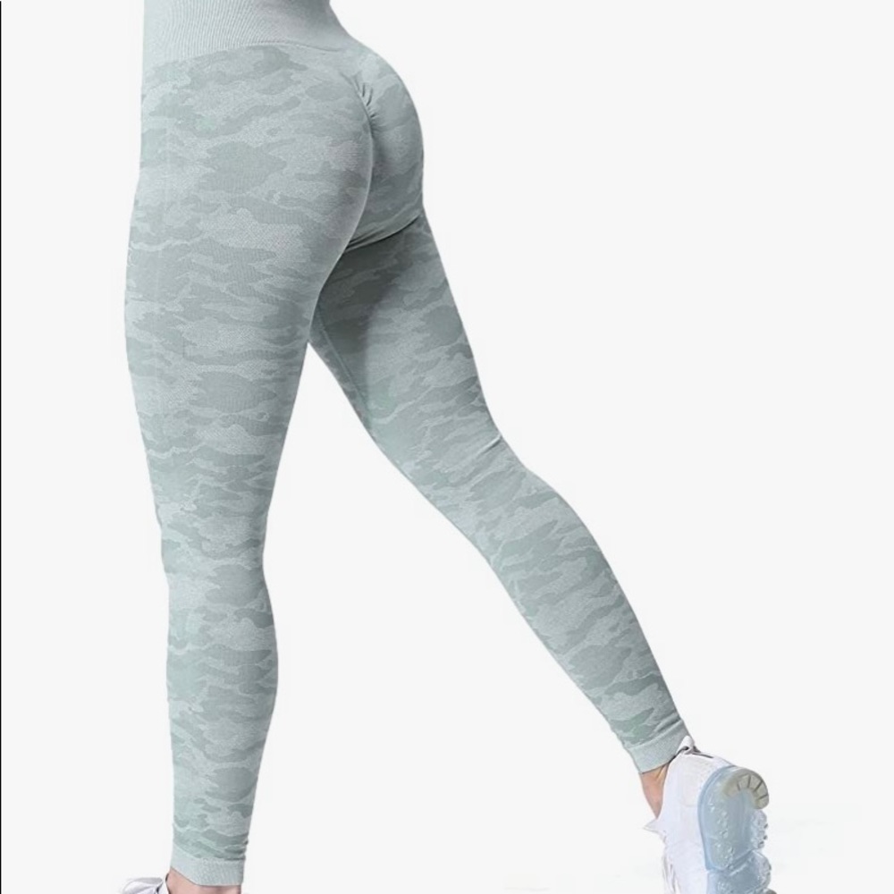 Seamless green camo leggings